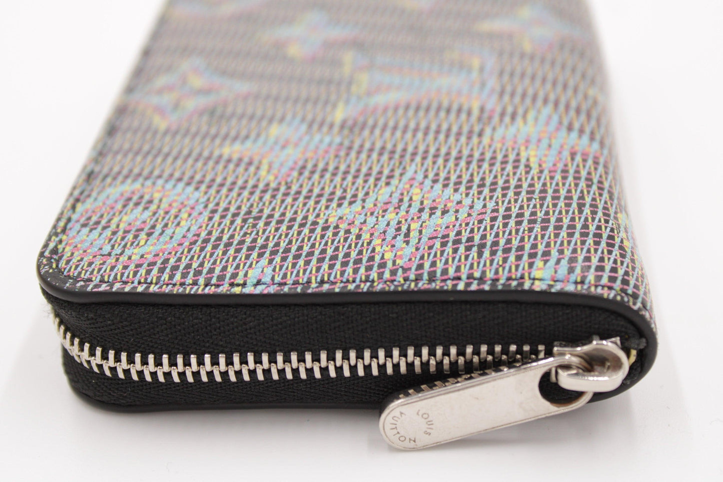 Limitiertes Zippy Wallet LV Pop Hologram - Pre-Loved